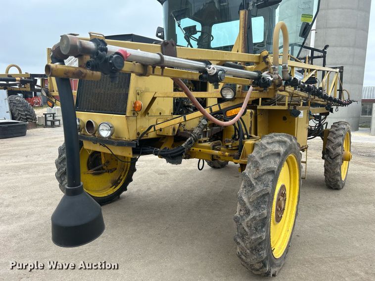 image for item DQ1070 1993 Ag-Chem RoGator 664  sprayer