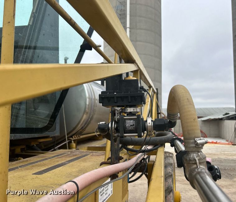 image for item DQ1070 1993 Ag-Chem RoGator 664  sprayer