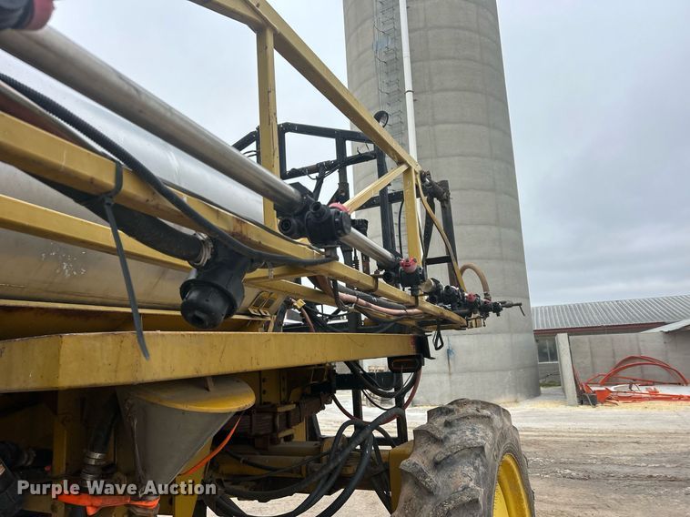 image for item DQ1070 1993 Ag-Chem RoGator 664  sprayer
