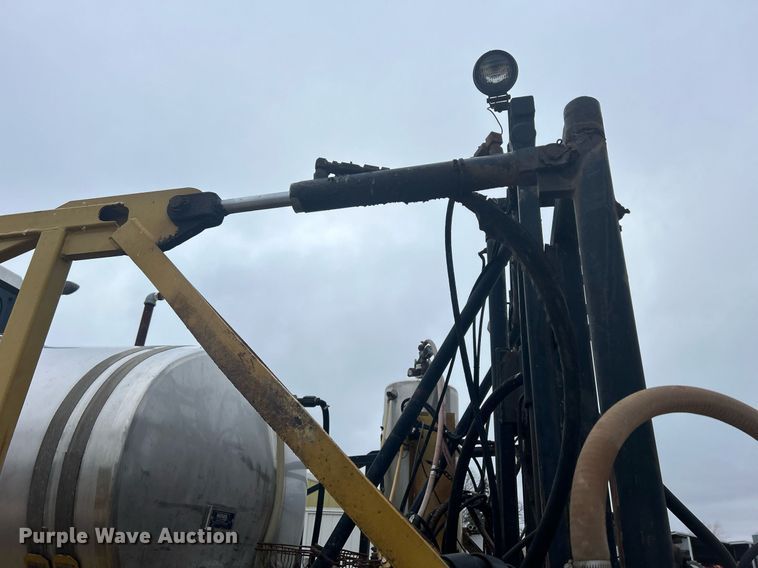 image for item DQ1070 1993 Ag-Chem RoGator 664  sprayer