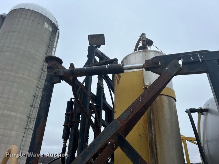 image for item DQ1070 1993 Ag-Chem RoGator 664  sprayer