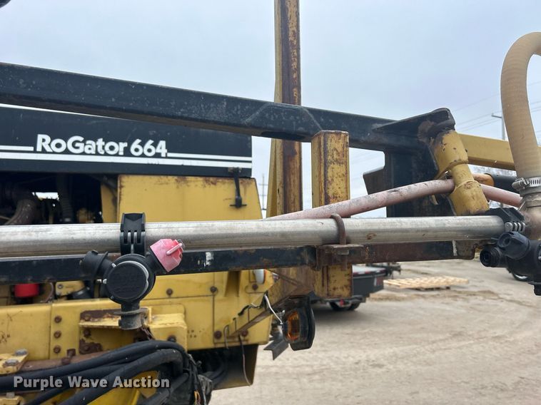image for item DQ1070 1993 Ag-Chem RoGator 664  sprayer