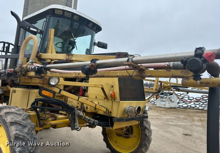 image for item DQ1070 1993 Ag-Chem RoGator 664  sprayer