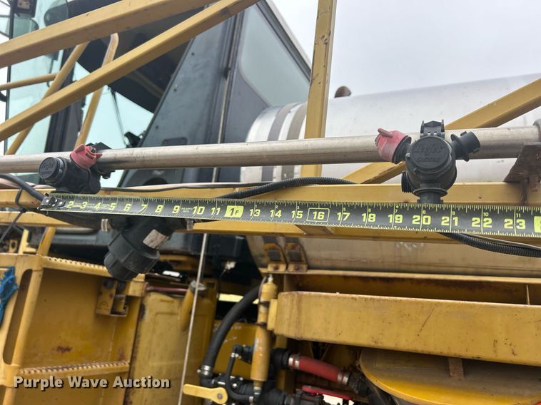 image for item DQ1070 1993 Ag-Chem RoGator 664  sprayer