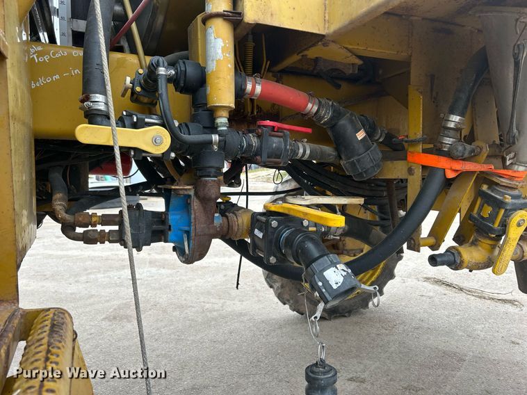 image for item DQ1070 1993 Ag-Chem RoGator 664  sprayer
