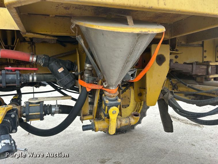 image for item DQ1070 1993 Ag-Chem RoGator 664  sprayer