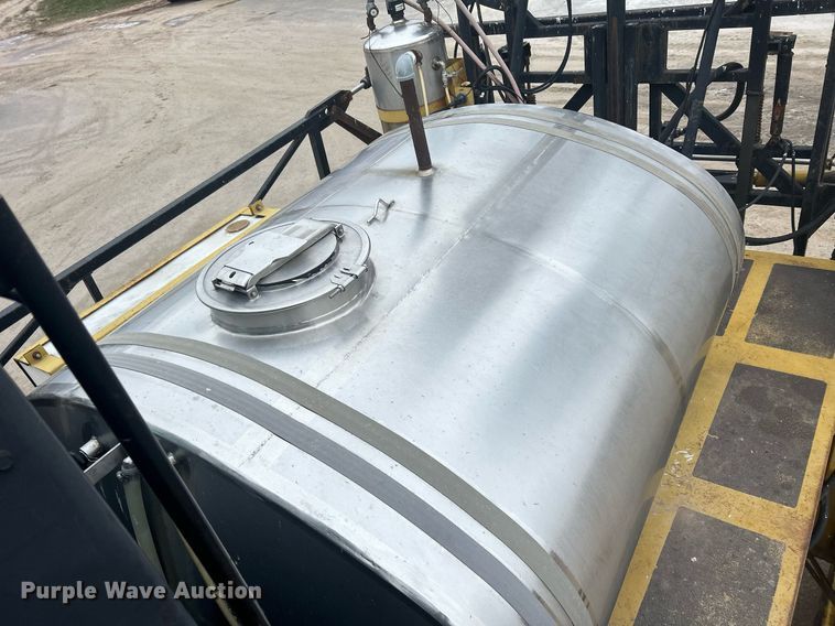 image for item DQ1070 1993 Ag-Chem RoGator 664  sprayer