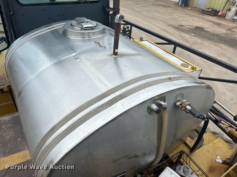 image for item DQ1070 1993 Ag-Chem RoGator 664  sprayer