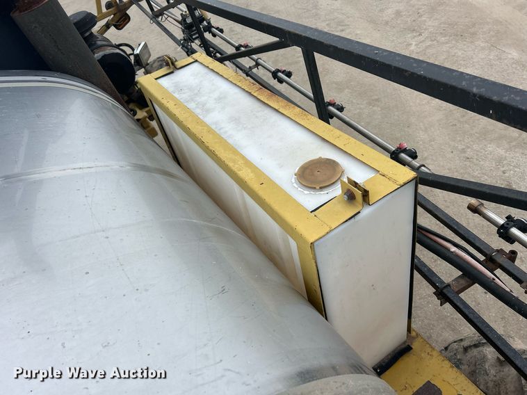 image for item DQ1070 1993 Ag-Chem RoGator 664  sprayer