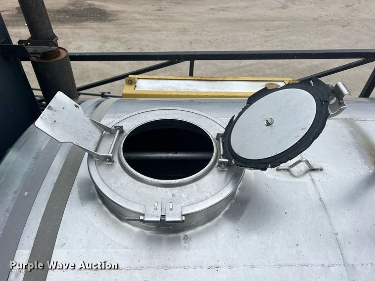 image for item DQ1070 1993 Ag-Chem RoGator 664  sprayer