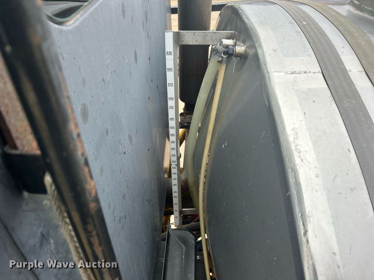 image for item DQ1070 1993 Ag-Chem RoGator 664  sprayer