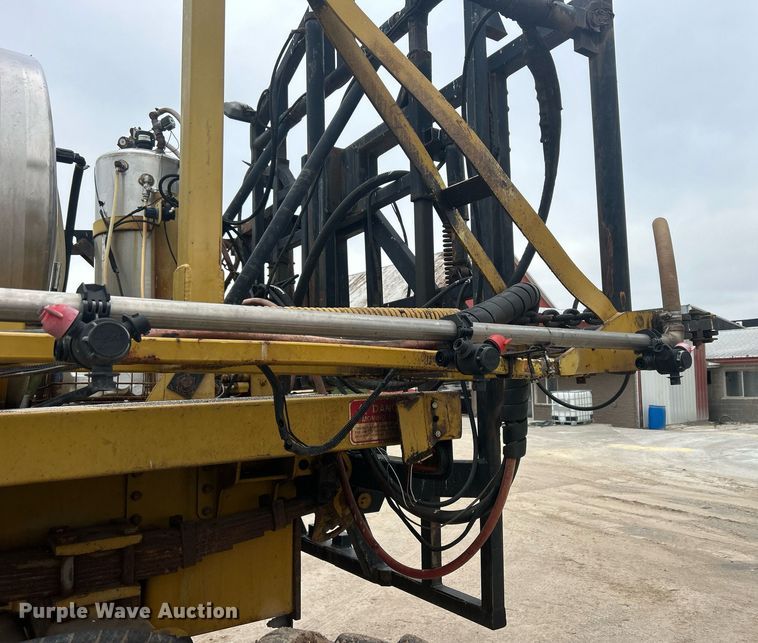 image for item DQ1070 1993 Ag-Chem RoGator 664  sprayer