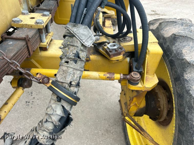 image for item DQ1070 1993 Ag-Chem RoGator 664  sprayer