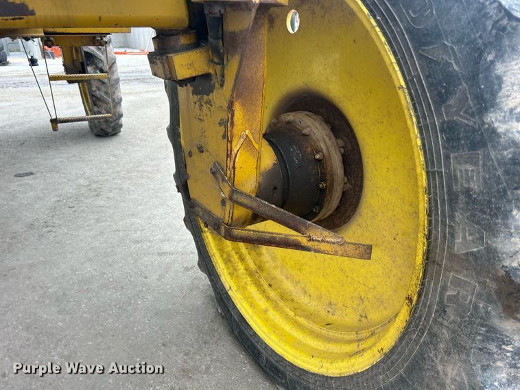 image for item DQ1070 1993 Ag-Chem RoGator 664  sprayer