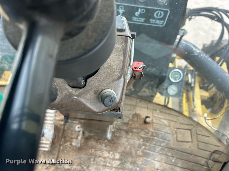 image for item DQ1070 1993 Ag-Chem RoGator 664  sprayer