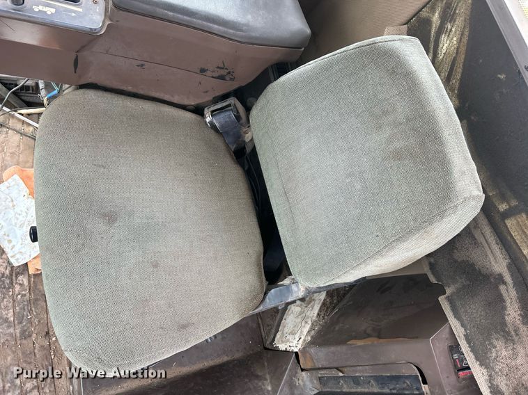 image for item DQ1070 1993 Ag-Chem RoGator 664  sprayer