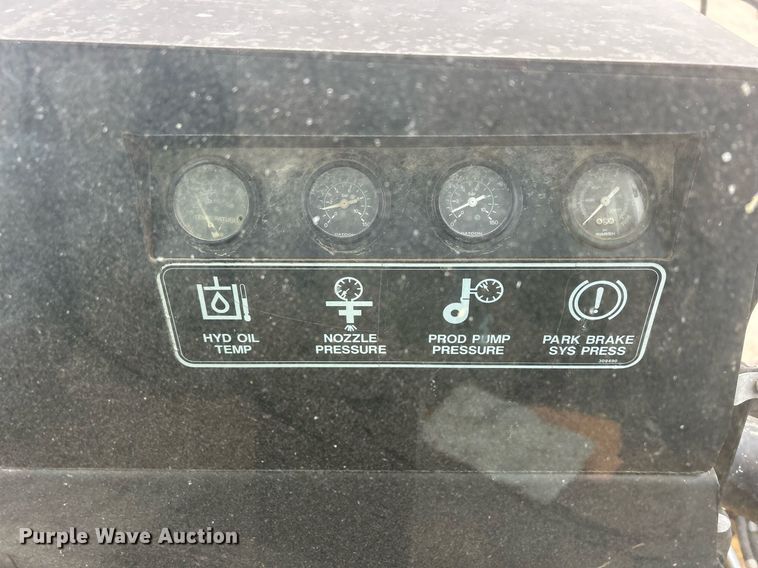 image for item DQ1070 1993 Ag-Chem RoGator 664  sprayer