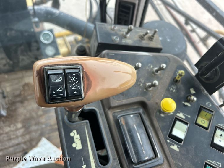 image for item DQ1070 1993 Ag-Chem RoGator 664  sprayer