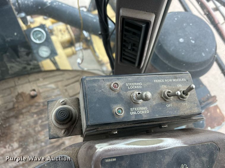 image for item DQ1070 1993 Ag-Chem RoGator 664  sprayer