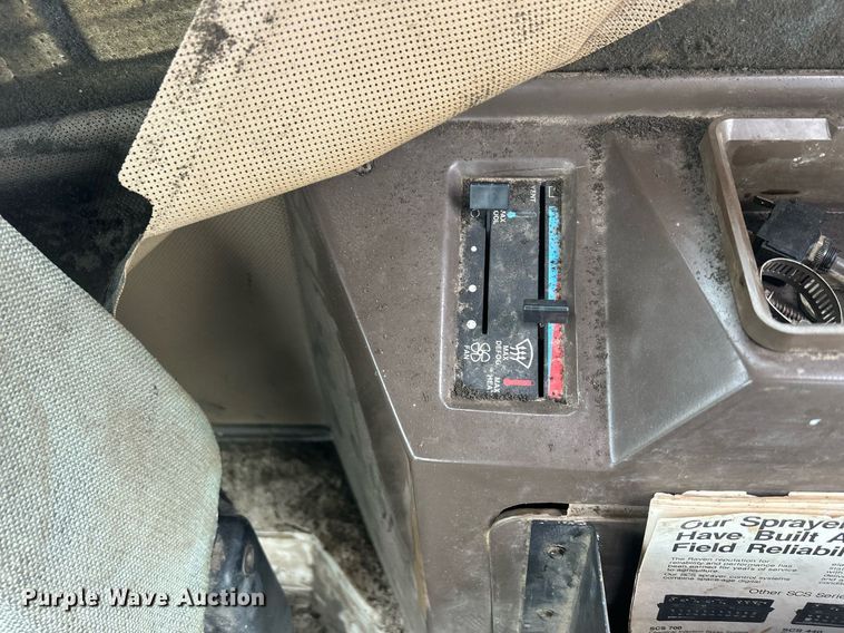 image for item DQ1070 1993 Ag-Chem RoGator 664  sprayer