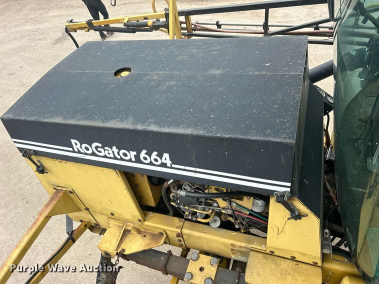 image for item DQ1070 1993 Ag-Chem RoGator 664  sprayer