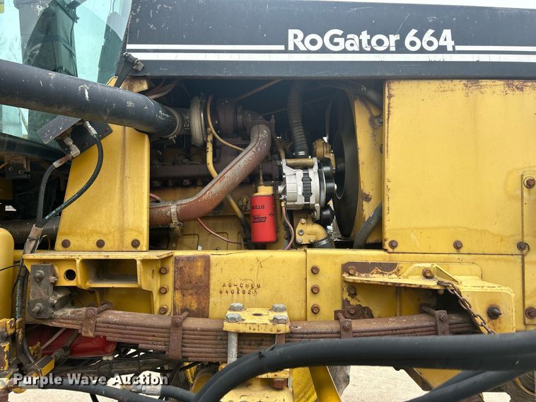 image for item DQ1070 1993 Ag-Chem RoGator 664  sprayer