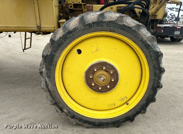 image for item DQ1070 1993 Ag-Chem RoGator 664  sprayer