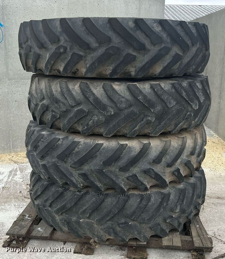 image for item DQ1070 1993 Ag-Chem RoGator 664  sprayer