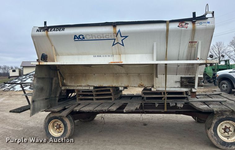 image for item DQ1071 New Leader L3020G  spreader