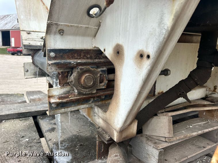 image for item DQ1071 New Leader L3020G  spreader