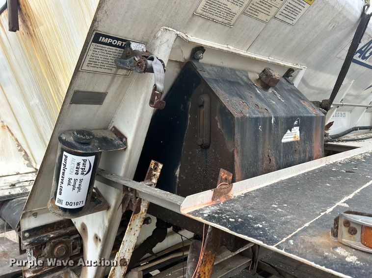 image for item DQ1071 New Leader L3020G  spreader