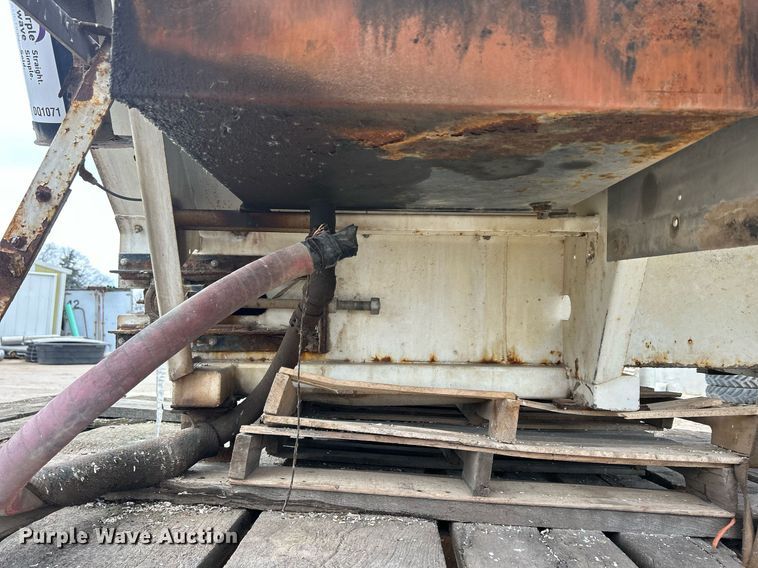 image for item DQ1071 New Leader L3020G  spreader