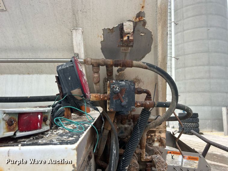 image for item DQ1071 New Leader L3020G  spreader