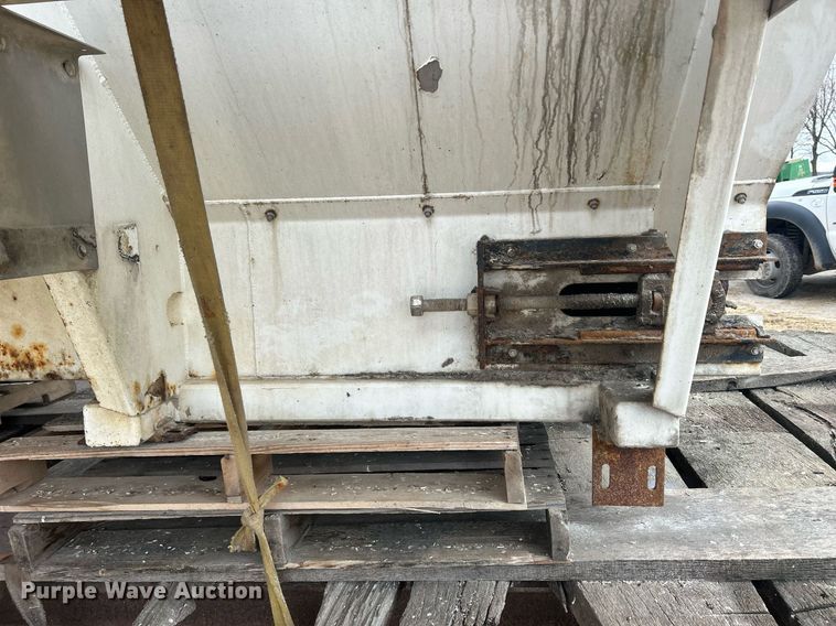 image for item DQ1071 New Leader L3020G  spreader