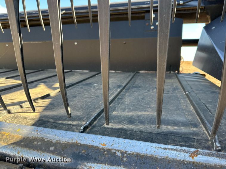 image for item DQ1545 2004 MacDon 973  draper head