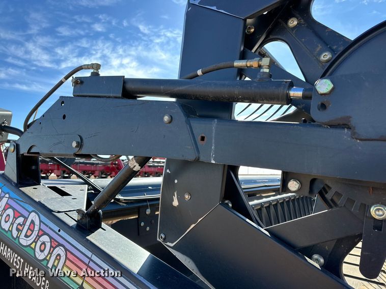 image for item DQ1545 2004 MacDon 973  draper head