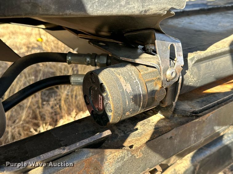 image for item DQ1545 2004 MacDon 973  draper head