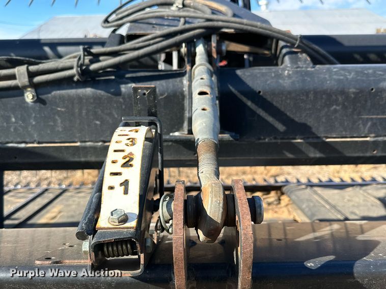 image for item DQ1545 2004 MacDon 973  draper head