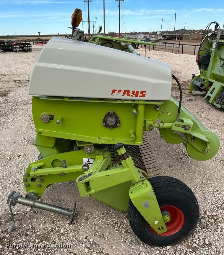 image for item DQ1552 2013 Claas 906  pickup head