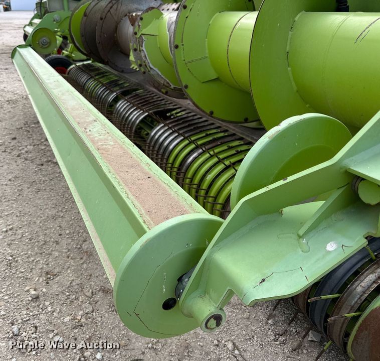 image for item DQ1552 2013 Claas 906  pickup head