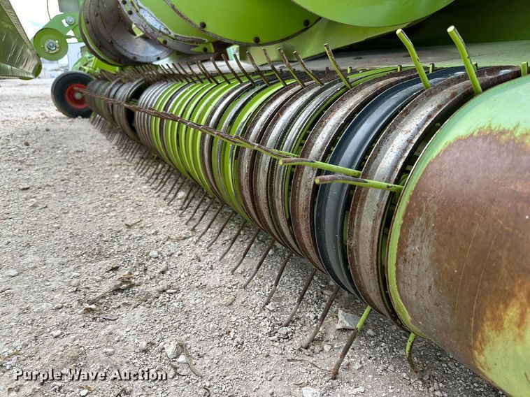 image for item DQ1552 2013 Claas 906  pickup head