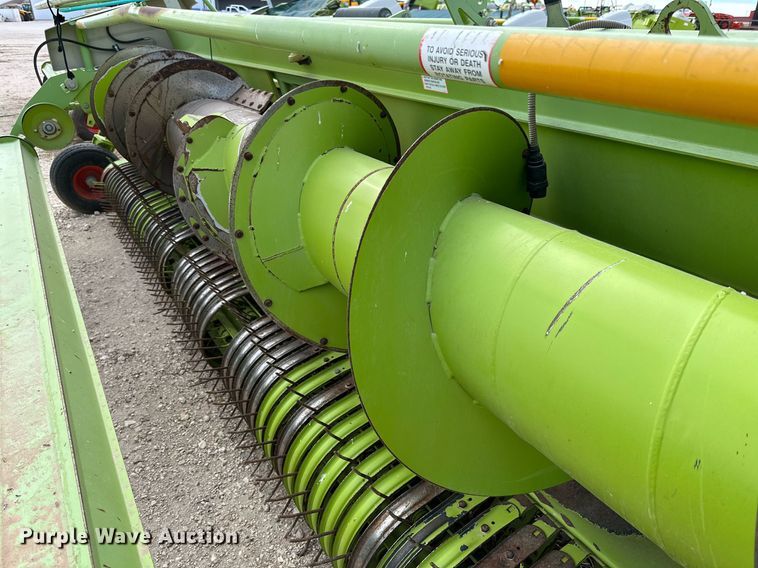 image for item DQ1552 2013 Claas 906  pickup head