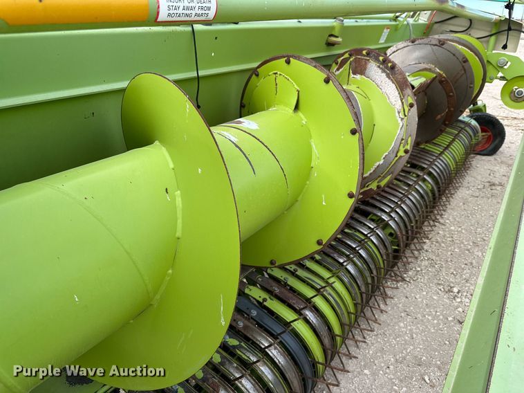 image for item DQ1552 2013 Claas 906  pickup head