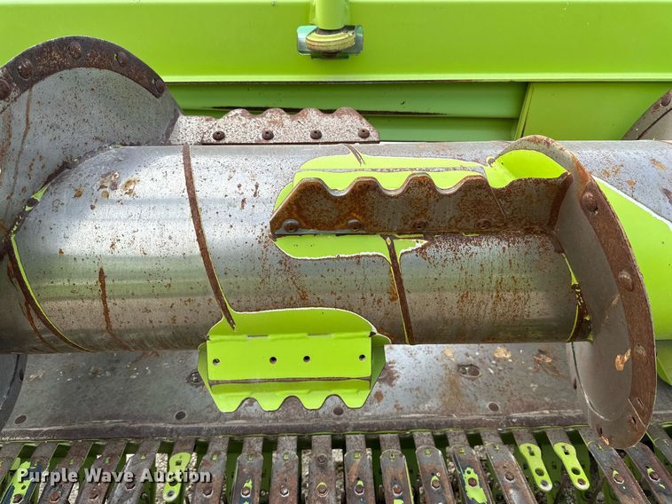 image for item DQ1552 2013 Claas 906  pickup head