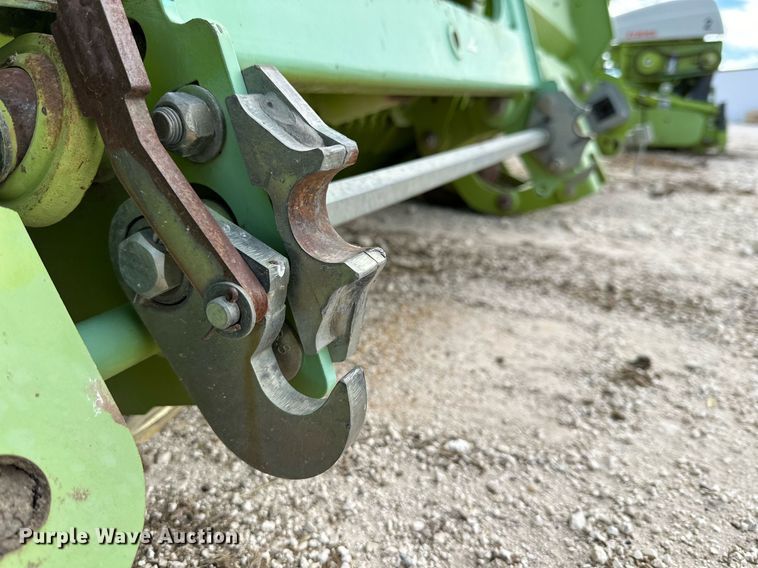 image for item DQ1552 2013 Claas 906  pickup head