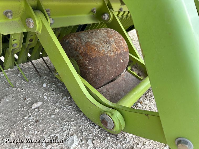 image for item DQ1552 2013 Claas 906  pickup head