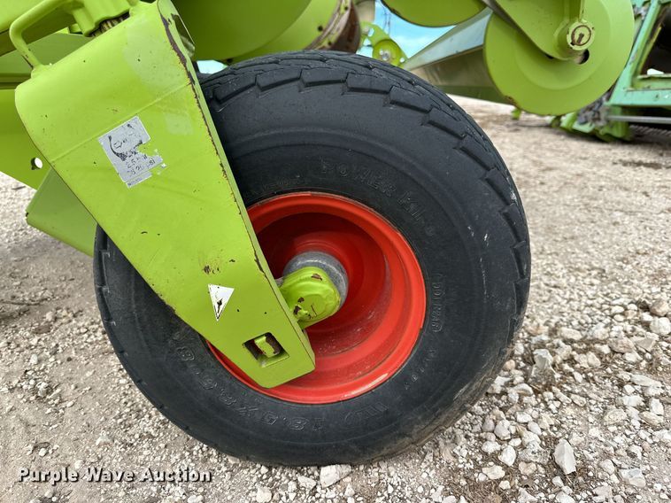 image for item DQ1552 2013 Claas 906  pickup head