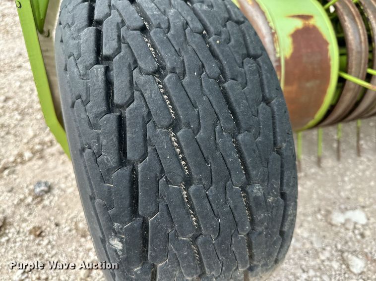 image for item DQ1552 2013 Claas 906  pickup head