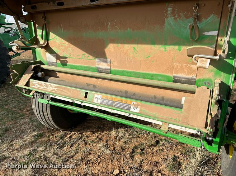 image for item DQ1570 2020 John Deere 560M round baler