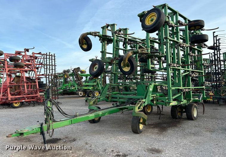 image for item DQ1574 2001 John Deere 2400 chisel